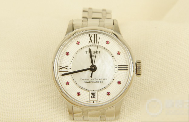 天梭將純潔與閃耀的粉色鉆石嵌於經(jīng)典的杜魯爾繫列腕錶